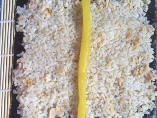 11、数字寿司,铺上蛋炒饭，放上一条萝卜干条