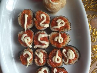 17、数字寿司,再挤上沙拉，挤成数字。