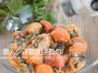 2、福建人太会吃了,番茄蛋汤也能做出山珍海味,撒入少许盐,用手抓匀