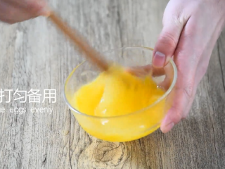 4、福建人太会吃了,番茄蛋汤也能做出山珍海味,鸡蛋打匀备用