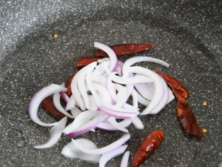 6、福建人太会吃了,番茄蛋汤也能做出山珍海味,热油锅炒香辣椒、洋葱