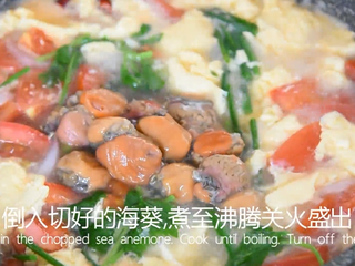 12、福建人太会吃了,番茄蛋汤也能做出山珍海味,倒入切好的海葵,煮至沸腾关火盛出