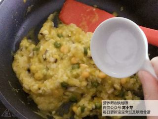 4、宝宝辅食：香甜软糯，暖融融的南瓜时蔬炖饭！18M+,当南瓜酱汁变得比较浓稠，倒入准备好的米饭，搅拌均匀，加少许盐调味，翻拌均匀即可（盐也可不加，南瓜本身香甜软糯，不加盐也会很开胃好吃）。