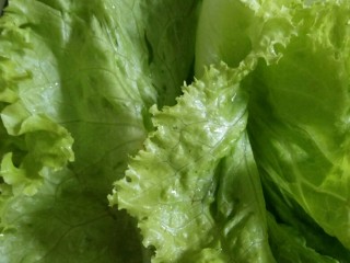 1、培根寿司卷,生菜洗干净，控干水。