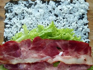 6、培根寿司卷,再放上煎好的培根