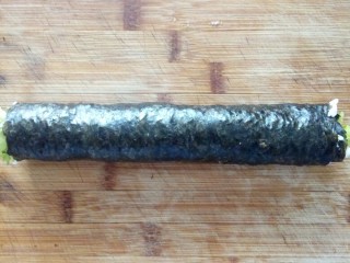 7、培根寿司卷,然后卷起来，特别是一开始要卷紧。