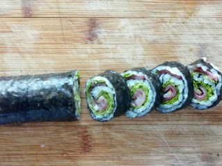 9、培根寿司卷,用刀切成小段