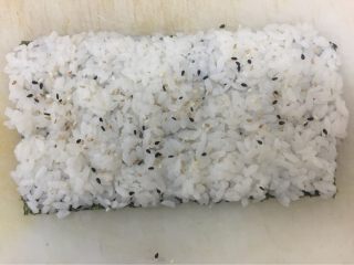 1、   爱心 虾卷,   饭铺好以后上面撒点芝麻