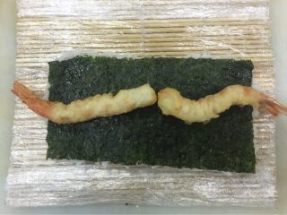 2、   爱心 虾卷,放两只虾 记得虾要放油锅里面粉炸哦！