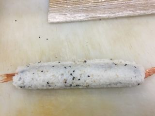 3、   爱心 虾卷,包成这个形状