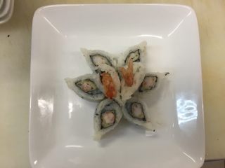 4、   爱心 虾卷,切成八块 那么形状就出来了