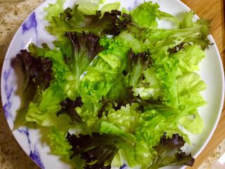 4、????健康瘦身➕营养的吞拿鱼蔬菜沙拉,再将罗莎生菜摆上铺开