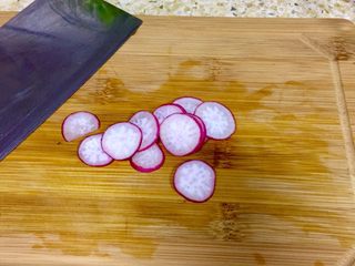 5、????健康瘦身➕营养的吞拿鱼蔬菜沙拉,樱桃萝卜切片