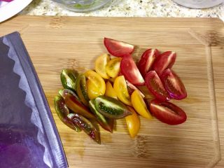 7、????健康瘦身➕营养的吞拿鱼蔬菜沙拉,接着把圣女果切小块