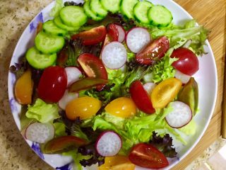 10、????健康瘦身➕营养的吞拿鱼蔬菜沙拉,整齐的铺在边边上