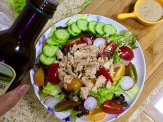 12、????健康瘦身➕营养的吞拿鱼蔬菜沙拉,淋入少许的橄榄油，把芝麻酱倒入酱油碟里