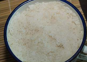 1、青瓜芒果寿司,米饭蒸熟，放进容器中，在冰箱冷藏过夜