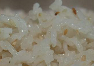 2、青瓜芒果寿司,取出米饭，按10:1的比例加入寿司醋，加入白芝麻拌均