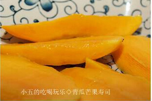 3、青瓜芒果寿司,青瓜切成长条，芒果，青瓜切长条