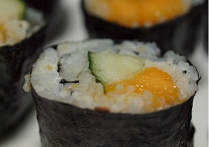 6、青瓜芒果寿司,将寿司卷起用刀切成小段即可