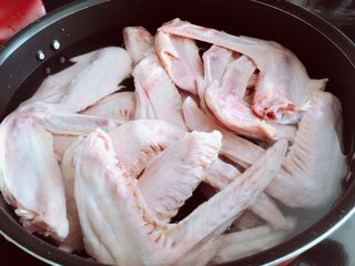 1、秘制酱鸭翅,「焯水」将鸭翅用清水冲洗干净，放入锅里，放清水没过鸭翅，再放入4片姜焯水。水开以后，会有产生很多泡沫。