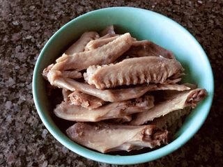 3、秘制酱鸭翅,「切段」再将鸭翅从中间关节处切开，成两段。主要是便于烹饪，不会枝枝桠桠占满一锅。而且更容易入味，吃的时候也方便。