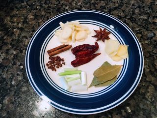 4、秘制酱鸭翅,「大料」准备佐料，如上图所示。姜蒜切片，葱切段儿。如果希望味道更辣一些，辣椒可以适当增加，或者期待成几段。