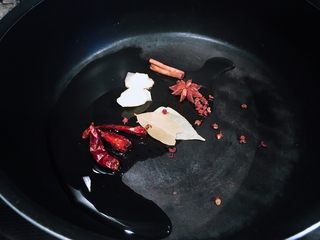 5、秘制酱鸭翅,「炒料」锅里倒油，同时将辣椒，花椒，桂皮，香叶，八角，姜，蒜放入锅里，中火翻炒。直到炒出香味。