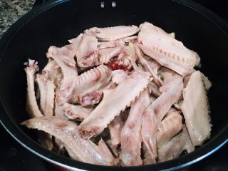 6、秘制酱鸭翅,「炒翅」再放入鸭翅继续中火翻炒，不要用大火，不要用大火，不要用大火。因为鸭翅有很多胶原蛋白，容易粘锅，所以要不断翻炒。