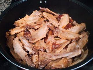 7、秘制酱鸭翅,「入调料」炒成略带金色，将酱油，老抽，生抽，蚝油，糖倒进锅里，继续炒5分钟。