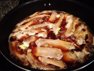 9、秘制酱鸭翅,「倒开水」倒入大量开水，没过鸭翅，开大火，盖上盖子煮。因为鸭翅的肉比较紧实，所以要多煮一会儿，大火一直闷盖煮，直到水煮干。