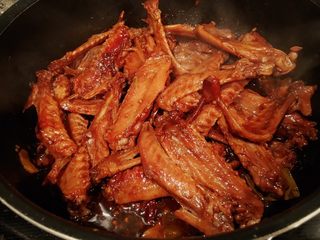 11、秘制酱鸭翅,「收汁」揭开盖，大火收汁，这时候颜色已经很漂亮了，继续翻炒，直到水份基本烧干，鸭翅全部裹上酱料，色泽浓郁即可关火。