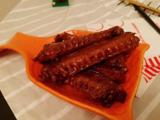 12、秘制酱鸭翅,「起锅」起锅装盘，因为锅里的大料比较多，建议用筷子一个一个夹起来装盘。吃的时候也不用担心会咬到花椒。