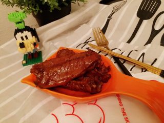 13、秘制酱鸭翅,「完成」鸭翅全部取出，锅里的调料可以不用倒了，第二顿吃的时候，可以再倒回原锅里煮一遍，更入味。当然，可能等不到第二顿就全部吃完了。不信你试试。????