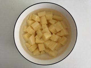 1、【咖喱牛肉】小熊便当,土豆去皮切块，泡水备用