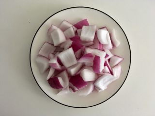 2、【咖喱牛肉】小熊便当,洋葱切块