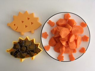 3、【咖喱牛肉】小熊便当,胡萝卜压花几个做装饰用，再留几个圆片留作熊鼻子（图中无）其余切滚刀块