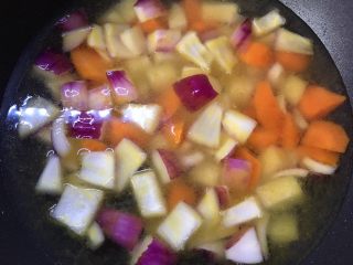 4、【咖喱牛肉】小熊便当,加入适量清水烧开（方法1、3，烧开后撇去表面浮沫）中火炖10分钟，检查土豆熟了就可以关火了