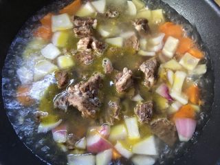 5、【咖喱牛肉】小熊便当,高压锅版牛肉，水开后放肉，无需撇沫，水再开后转中火炖10分钟，检查土豆熟了可以关火。