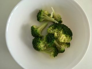 6、【咖喱牛肉】小熊便当,烫几朵西兰花，圣女果洗净