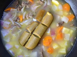 8、【咖喱牛肉】小熊便当,炖好后关火！咖喱掰小块放入搅拌至融化