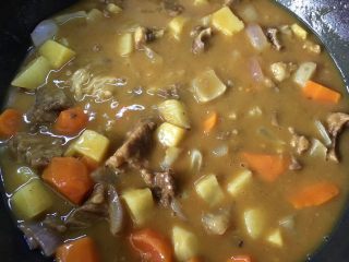 9、【咖喱牛肉】小熊便当,微火炖3-5分钟至汤汁浓稠即可（期间多搅拌）