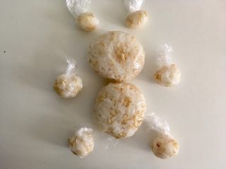 10、【咖喱牛肉】小熊便当,保鲜膜包适量米饭捏出小熊的分体样子，注意配合自己便当盒的尺寸（图为糙米大米饭）