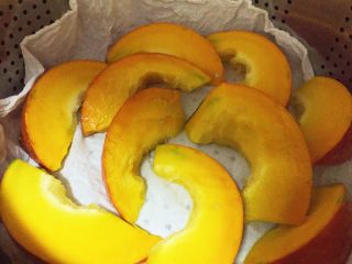 2、清蒸牛肉海苔包菜卷 南瓜蘑菇汤,将南瓜切块，蒸熟