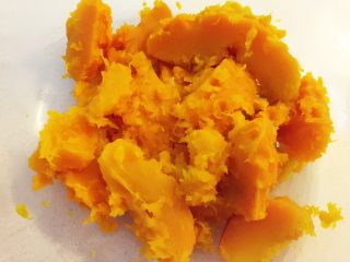 3、清蒸牛肉海苔包菜卷 南瓜蘑菇汤,去皮，挖取南瓜肉