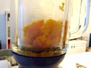 4、清蒸牛肉海苔包菜卷 南瓜蘑菇汤,将南瓜肉放搅拌器，加入鸡汤打成浆