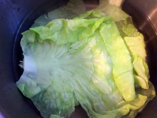 7、清蒸牛肉海苔包菜卷 南瓜蘑菇汤,放入沸水中5分钟左右，使菜叶变软，取出室温备用。