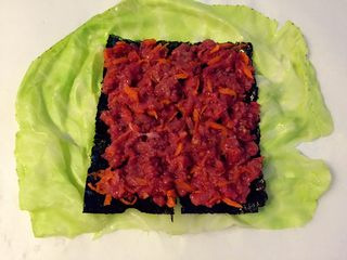 11、清蒸牛肉海苔包菜卷 南瓜蘑菇汤,抹上牛肉胡萝卜泥