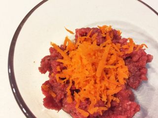 9、清蒸牛肉海苔包菜卷 南瓜蘑菇汤,放入大碗中搅拌均匀，加少许盐调味