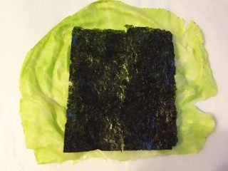 10、清蒸牛肉海苔包菜卷 南瓜蘑菇汤,把步骤7中的卷心菜叶摊开，放上海苔片